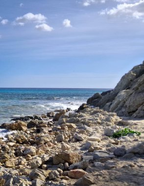 Mallorca sahilinde kaya oluşumları. Bu tropikal adanın şaşırtıcı, saf doğası.