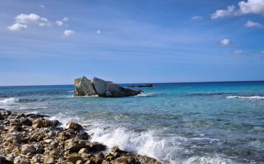 Mallorca sahilinde kaya oluşumları. Bu tropikal adanın şaşırtıcı, saf doğası.