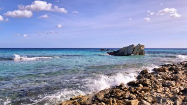 Mallorca sahilinde kaya oluşumları. Bu tropikal adanın şaşırtıcı, saf doğası.