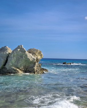 Mallorca adasının kıyısında. Temiz, turkuaz, Balear Denizi 'nin mavi suyu.