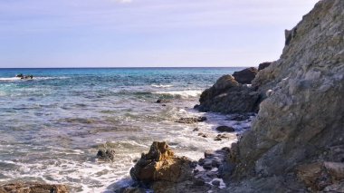 Mallorca adasının kıyısında. Temiz, turkuaz, Balear Denizi 'nin mavi suyu.
