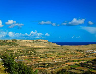 Marfa Yarımadası manzarası. Malta 'nın kuzeyi.