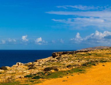 Marfa yarımadasındaki kayalıklardan Akdeniz manzarası. Malta Adası.