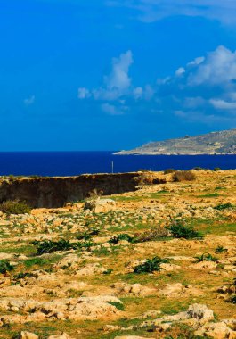 Marfa yarımadasındaki kayalıklardan Akdeniz manzarası. Malta Adası.
