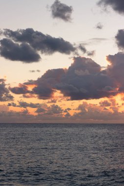 Akdeniz üzerinde güzel gün doğumu veya gün batımı gökyüzü.