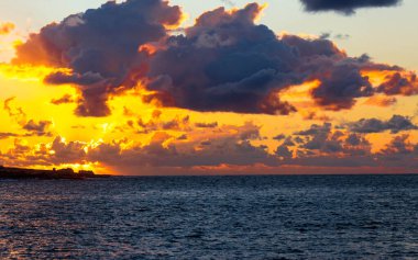 Akdeniz üzerinde güzel gün doğumu veya gün batımı gökyüzü.
