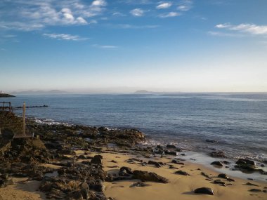 Playa Blanca plajından okyanus manzarası, Lanzarote Adası, Kanarya takımadaları. Doğanın güzelliği.