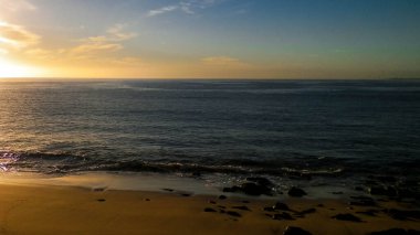 Playa Blanca plajından okyanus manzarası, Lanzarote Adası, Kanarya takımadaları. Doğanın güzelliği.