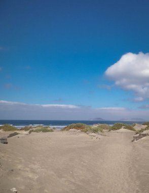 Lanzarote Adası 'ndaki Sandy Beach Caleta de Famara. Kanaryalar. Sörfçüler arasında ikonik bir yer.