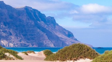 Lanzarote Adası 'ndaki Sandy Beach Caleta de Famara. Kanaryalar. Sörfçüler arasında ikonik bir yer.