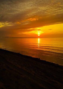 Baltık Denizi üzerinde güzel bir gün doğumu. Polonya Gdansk Körfezi. Doğanın güzelliği konsepti.