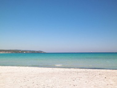 A beautiful sandy beach in Vada. Tuscany racej is not associated with tropical views. As you can see in the picture, here you will also find turquoise water and snow-white sand.