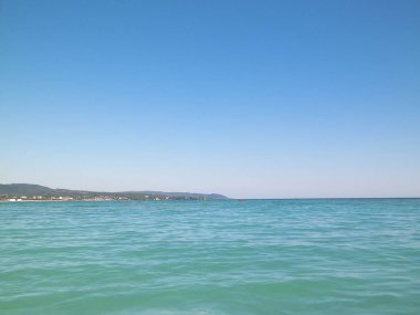 Sahil ve şeffaf, Tiren Denizi 'nin turkuaz suyu. Seyahat ve doğa kavramı. Güneşli bir yaz günü. Boşluğu kopyala.