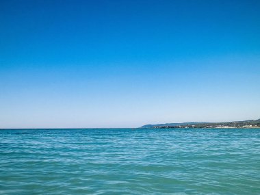 Sahil ve şeffaf, Tiren Denizi 'nin turkuaz suyu. Seyahat ve doğa kavramı. Güneşli bir yaz günü. Boşluğu kopyala.