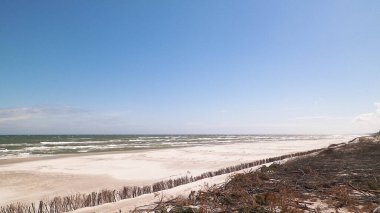 Stilo 'da büyük bir plaj. Baltık Denizi kıyısı. Stilo, Polonya 'nın en büyük plajlarından biri..