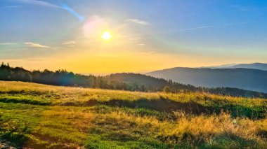 Beskid Dağları 'nda öğleden sonra. Altın saat ve doğanın güzelliği.