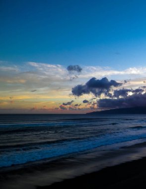 Ribiera Grande 'de, Atlantik Okyanusu' nda, Azores Adaları 'nda güzel bir gün batımı. Seyahat ve doğa kavramı