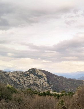 Skadar Gölü yakınlarındaki Rumija Dağları. Karadağ turizm sezonu dışında.