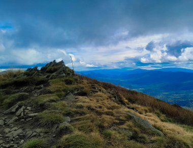 Dağın tepesinden Bieszczady 'nin güzel manzarası. Dağ turizmi.