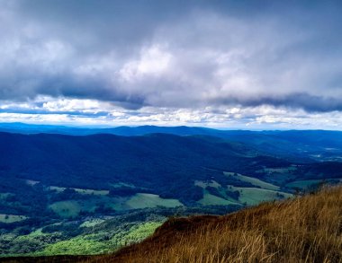 Dağın tepesinden Bieszczady 'nin güzel manzarası. Dağ turizmi.
