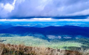 Dağın tepesinden Bieszczady 'nin güzel manzarası. Dağ turizmi.