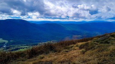 Dağın tepesinden Bieszczady 'nin güzel manzarası. Dağ turizmi.