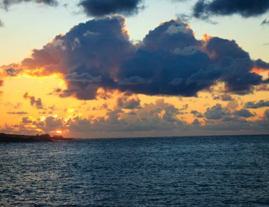 Akdeniz üzerinde güzel gün doğumu veya gün batımı gökyüzü.