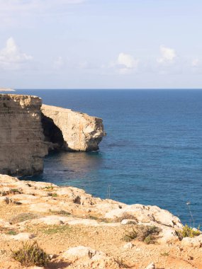 Marfa yarımadasındaki kayalıklardan Akdeniz manzarası. Malta Adası.