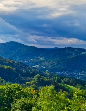 Skrzyczne Dağı 'ndan Beskid Dağları manzarası. Doğanın güzelliği.