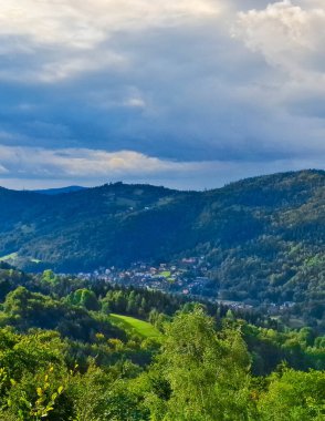 Skrzyczne Dağı 'ndan Beskid Dağları manzarası. Doğanın güzelliği.