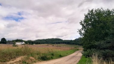 Kashubia 'daki tarlaların üzerindeki kara bulutlar. Yağmur yağacak. Kuzey Polonya 'nın güzel doğası.