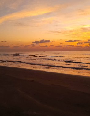 Kıbrıs 'taki Larnaka plajından güneşin doğuşu üzerine.