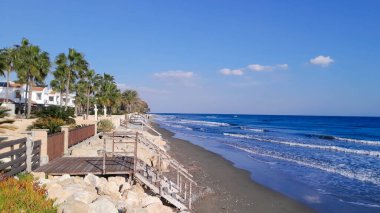 Akdeniz üzerinde güneşli bir gün. Kıbrıs Adası. Doğanın güzelliği.