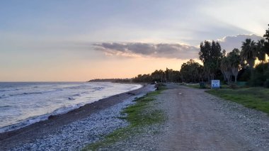 Akdeniz üzerinde gün batımı. Kıbrıs adası kıyısı. Doğanın güzelliği.