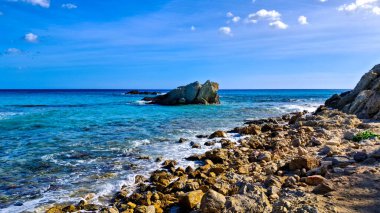 Mallorca sahilinde kaya oluşumları. Bu tropikal adanın şaşırtıcı, saf doğası.