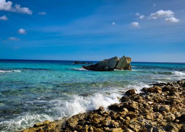 Mallorca sahilinde kaya oluşumları. Bu tropikal adanın şaşırtıcı, saf doğası.