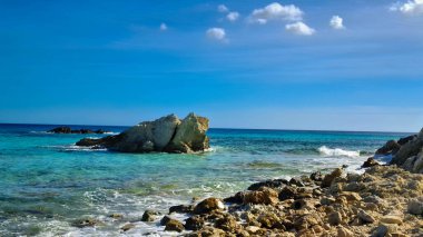 Mallorca sahilinde kaya oluşumları. Bu tropikal adanın şaşırtıcı, saf doğası.
