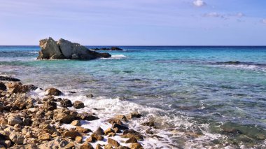 Mallorca sahilinde kaya oluşumları. Bu tropikal adanın şaşırtıcı, saf doğası.