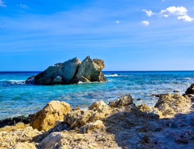 Mallorca sahilinde kaya oluşumları. Bu tropikal adanın şaşırtıcı, saf doğası.