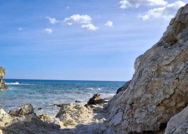 Mallorca sahilinde kaya oluşumları. Bu tropikal adanın şaşırtıcı, saf doğası.