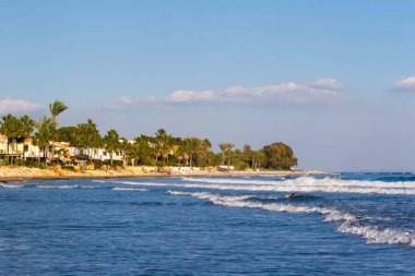 Perivola yakınlarındaki vahşi sahil. Kıbrıs. Güzel, tropikal doğa ve sıcak deniz.