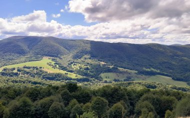 Polonya Bieszczady Dağları 'nın güzel manzarası. Karpatların güzelliğini keşfetmek.