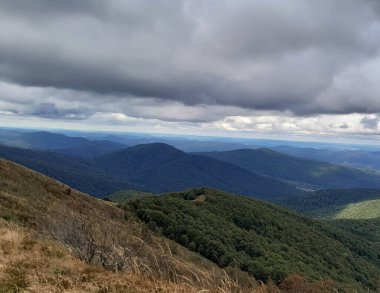 Dağın tepesinden Bieszczady 'nin güzel manzarası. Dağ turizmi.