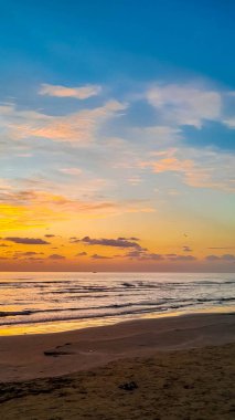 Kıbrıs 'taki Larnaka plajından deniz üzerinde gün doğumunun inanılmaz manzarası.