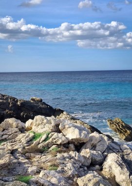 Güneşli bir günde Mallorca adasının kıyısında. Mallorca popüler bir turistik yönetimdir.