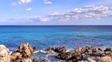 Güneşli bir günde Mallorca adasının kıyısında. Mallorca popüler bir turistik yönetimdir.