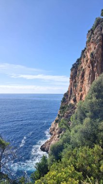 Mallorca Adası 'nın kıyısındaki kayalıklar. Baleares 'ün şaşırtıcı doğası.