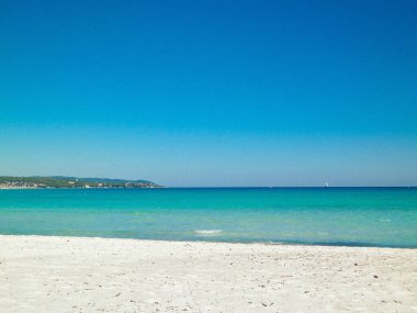 A beautiful sandy beach in Vada. Tuscany racej is not associated with tropical views. As you can see in the picture, here you will also find turquoise water and snow-white sand.