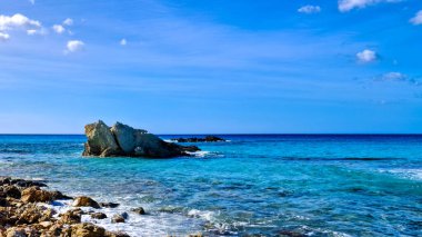 Mallorca sahilinde kaya oluşumları. Bu tropikal adanın şaşırtıcı, saf doğası.