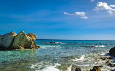Mallorca adasının kıyısında. Temiz, turkuaz, Balear Denizi 'nin mavi suyu.
